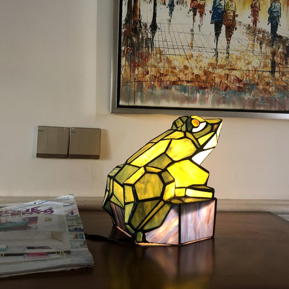 CHLOE Lighting NAVEEN Tiffany-Style Animal Stained Glass Accent Lamp 9.5'' Height